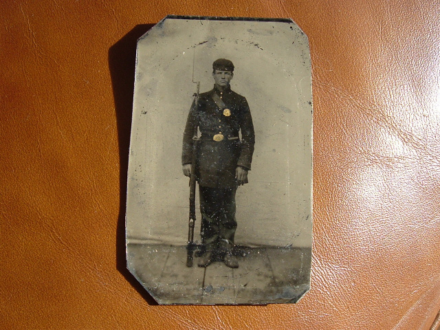 CIVIL WAR PHOTO ARMED FEDERAL SOLDIER