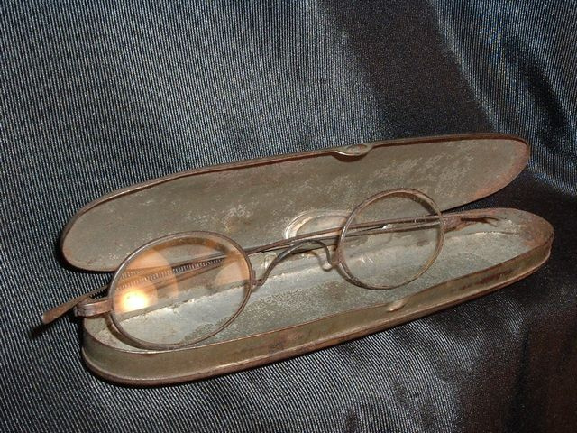 CIVIL WAR EYE GLASES W/CASE