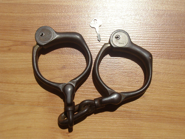 1899 DATED HANDCUFFS W/KEY