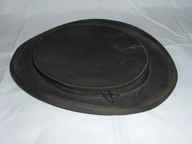 COLLAPSIBLE GENTLEMAN'S STOVE-PIPE HAT