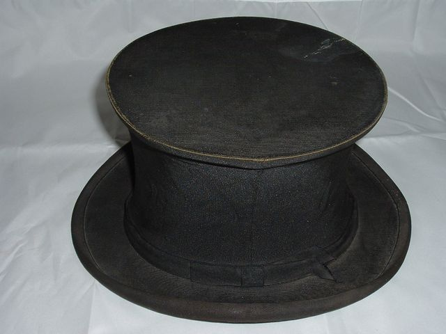 COLLAPSIBLE GENTLEMAN'S STOVE-PIPE HAT