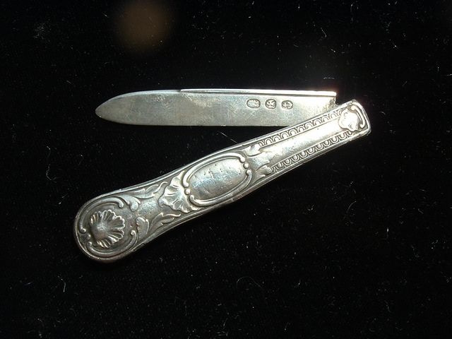 EARLY HALLMARKED SILVER FRUIT KNIFE