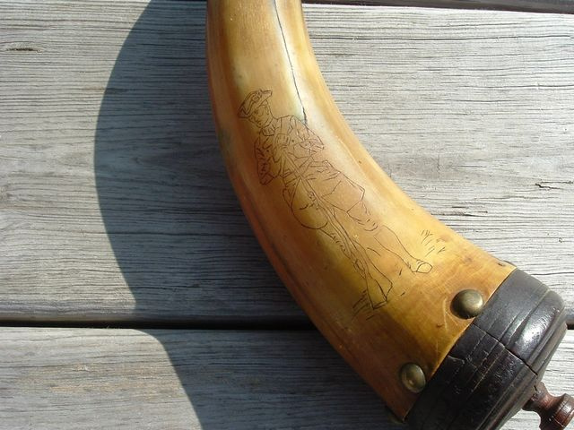 EARLY AMERICAN SCRIMSHAW POWDER HORN